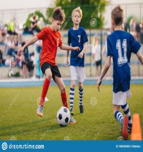 C:\Users\ninak\OneDrive\Рабочий стол\молодые-ребята-играют-в-футбол-подготовка-и-футбольный-матч-между-168456968.jpg